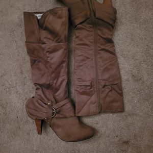 Brown knee high boots👢